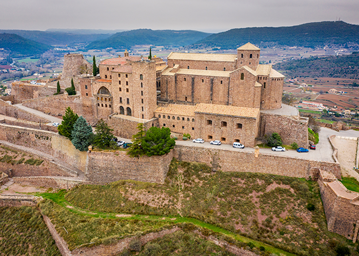 Vistes panoràmiques del Castell de Cardona, la fortalesa medieval més important per visitar al Bages.