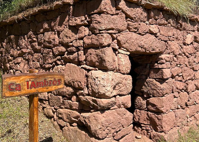 Barraca de vinya de pedra seca a la ruta de Matacans a Artés, una excursió rural típica del Bages.